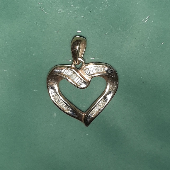💞Beautiful! Solid 10 kt. Gold & Genuine Diamond Heart Pendant💞 - Picture 3 of 6